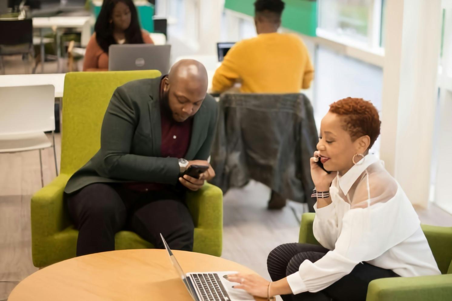 Espace de travail avec documents financiers et calculatrice